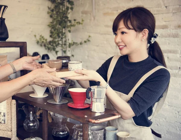 Camarera dando tazas con té — Foto de Stock