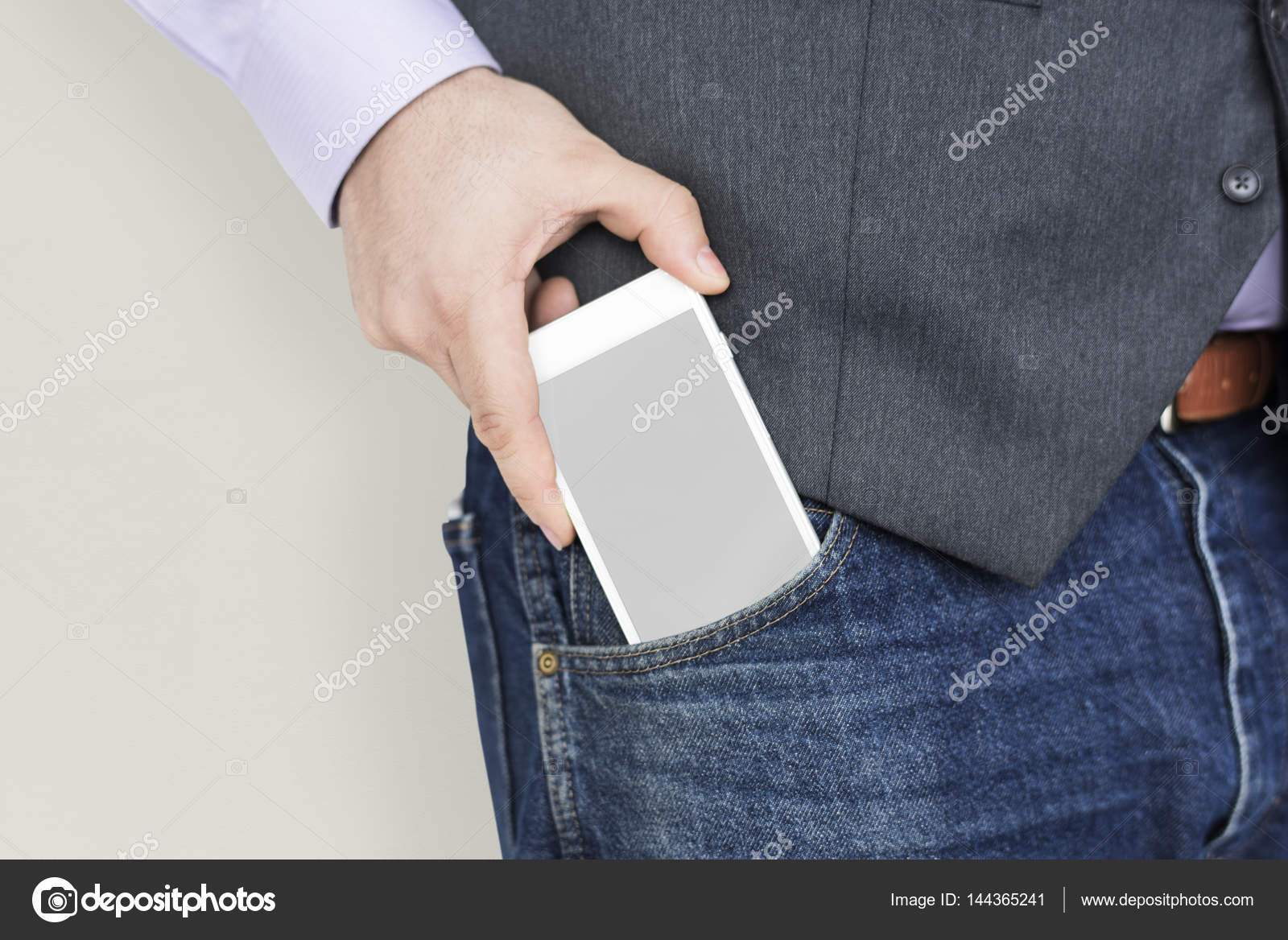 телефон в заднем кармане джинс. человек с телефоном в кармане. телефон в кармане. Back pocket. брюки с карманом для смартфона.