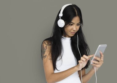 cep telefonu kullanan kadın ve kulaklık