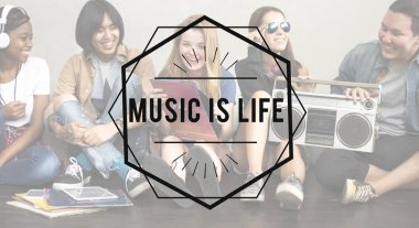 Arkadaşlar birlikte vakit geçiriyorlar.