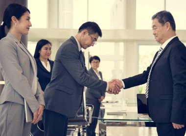 İş ortakları karşılıklı eller