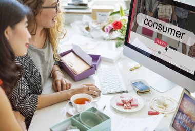 Bilgisayar monitörü kadınlarla.