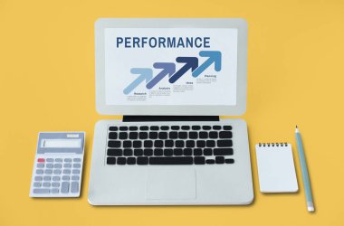 Dizüstü bilgisayar ve hesap makinesi.