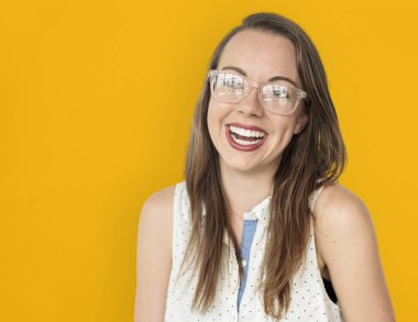 Neşeli kadın gülümseyerek 