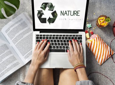 Dizüstü bilgisayarda yazan kadın.