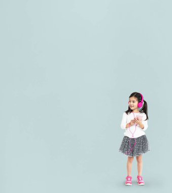 Kız kulaklık müzik dinleme