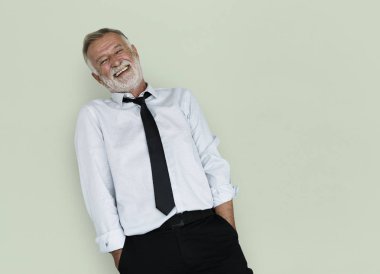 gülümseyen kıdemli işadamı