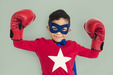 Süper kahraman kostümlü çocuk.
