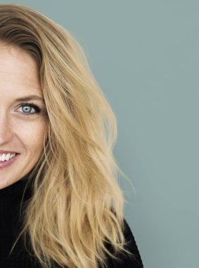 Çekici sarışın kadın. 