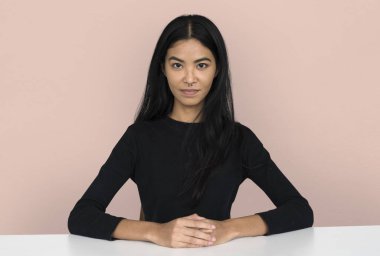 Asyalı kadın tablosu tarafından oturur