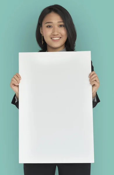 Mujer sosteniendo banner de papel vacío — Foto de Stock