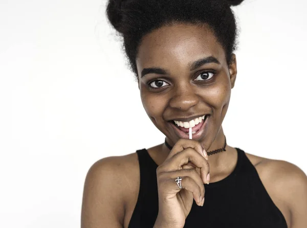 Afrikaanse vrouw eten snoep — Stockfoto