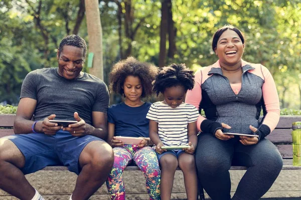 Familj med digitala enheter — Stockfoto
