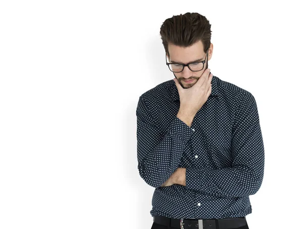 Affärsman tänkande och håller handen på hakan — Stockfoto