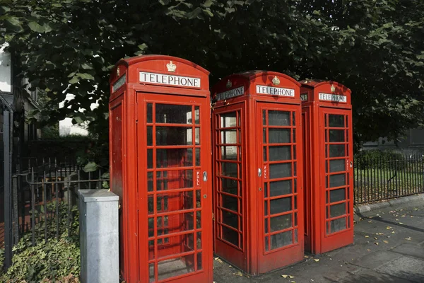 Piros telefon doboz kabinok — Stock Fotó