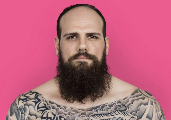 Uomo con barba e tatuaggio — Foto Stock