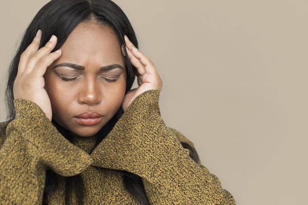 Mujer con enfermedad y dolor de cabeza — Foto de Stock