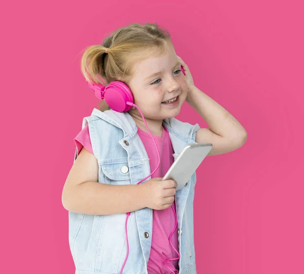 Chica en auriculares rosados —  Fotos de Stock