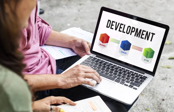 Schüler mit Laptop. — Stockfoto