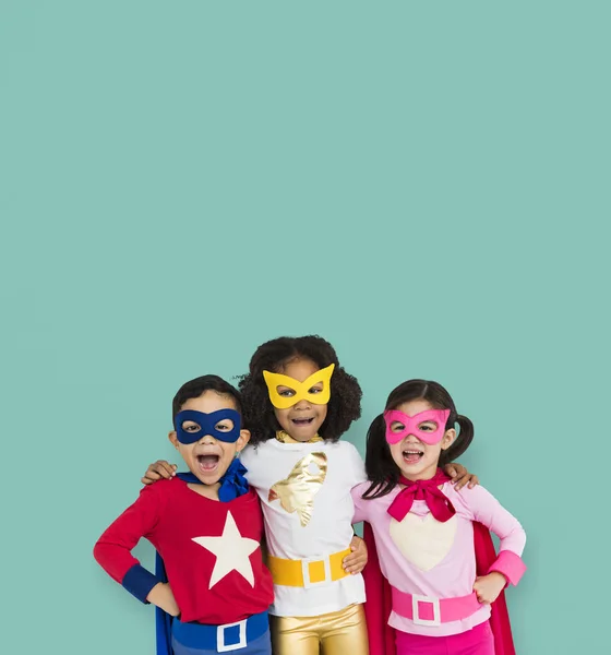 Süper kahraman kostümleri giyen çocuk — Stok fotoğraf