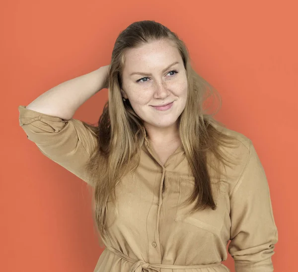 Mulher com sorriso posando em estúdio — Fotografia de Stock