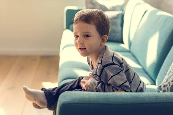 소파에 앉아 어린 소년 — 스톡 사진