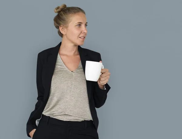 Podnikatelka drží šálek kávy — Stock fotografie