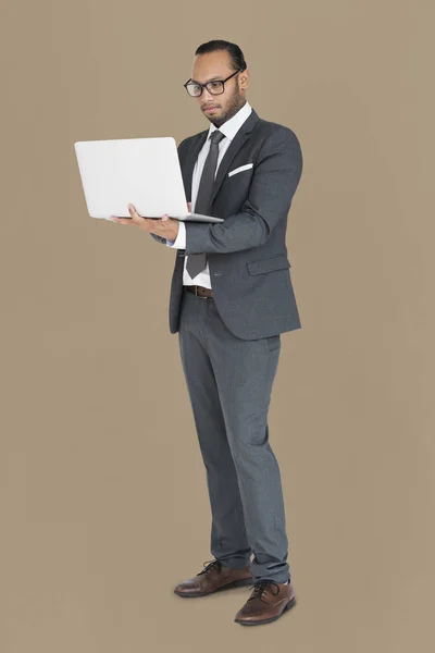 Homme d'affaires utilisant un ordinateur portable — Photo