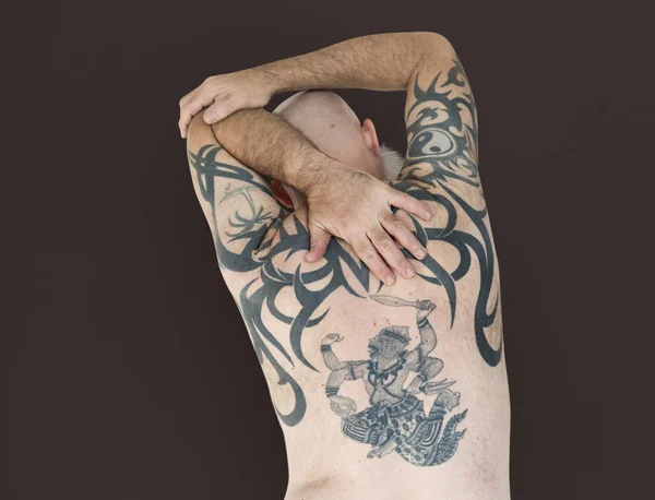 Homem com tatuagem nas costas — Fotografia de Stock