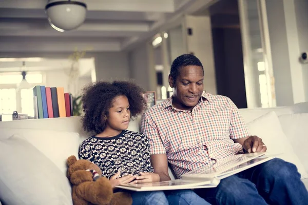 Padre e hija mirando álbum de fotos — Foto de Stock