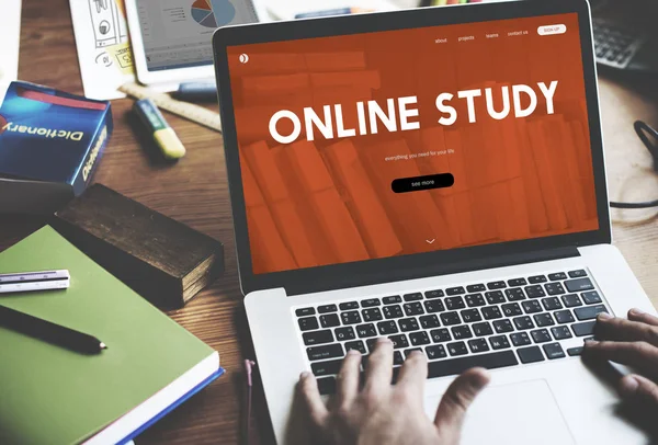 Laptop med Online studie koncept — Stockfoto