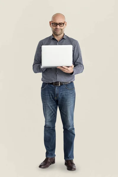 Людина за допомогою ноутбука — стокове фото