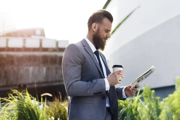 Uomo d'affari che legge il giornale — Foto Stock