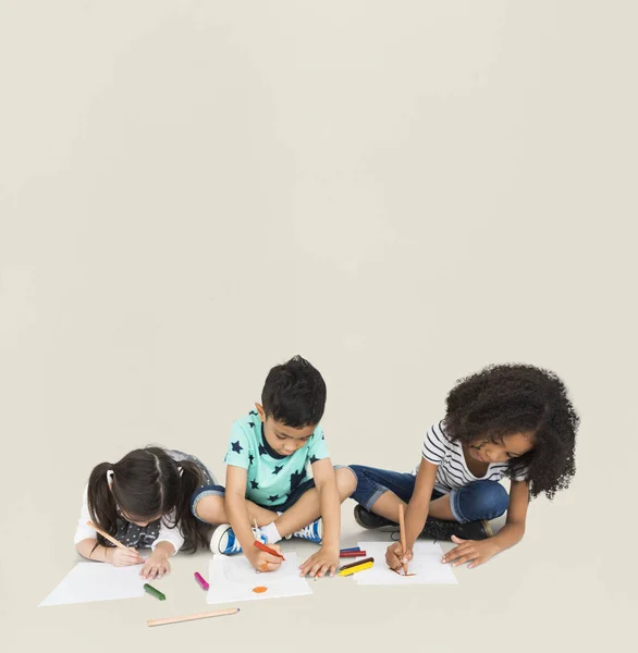 Niños dibujando con lápices — Foto de Stock