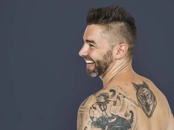 Uomo sorridente con tatuaggi — Foto Stock