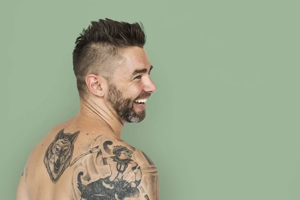 Χαμογελαστός άνθρωπος με τατουάζ — Φωτογραφία Αρχείου