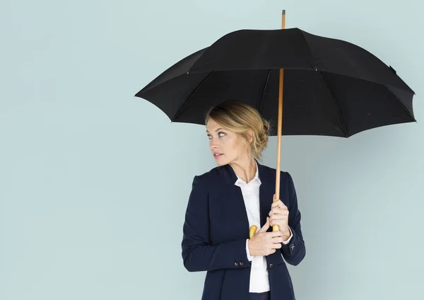 Affärskvinna anläggning paraply — Stockfoto