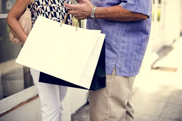 Mature couple enjoying shoppin — Stock Photo, Image