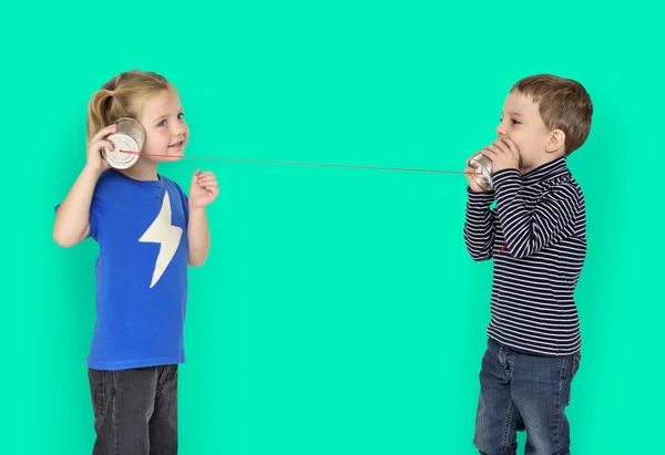 Kinder nutzen Schnurtelefon — Stockfoto