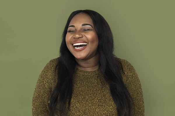 Mujer africana feliz en el estudio — Foto de Stock