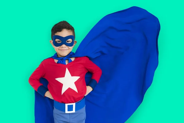 Junge im Superheldenkostüm — Stockfoto