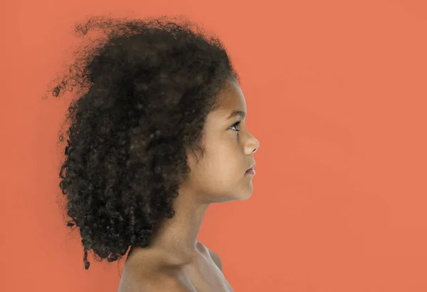 Adorável criança africana com cabelo afro — Fotografia de Stock