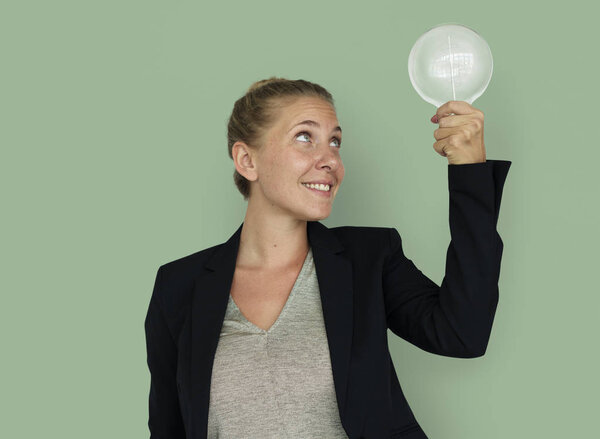 Деловая женщина держит лампочку

