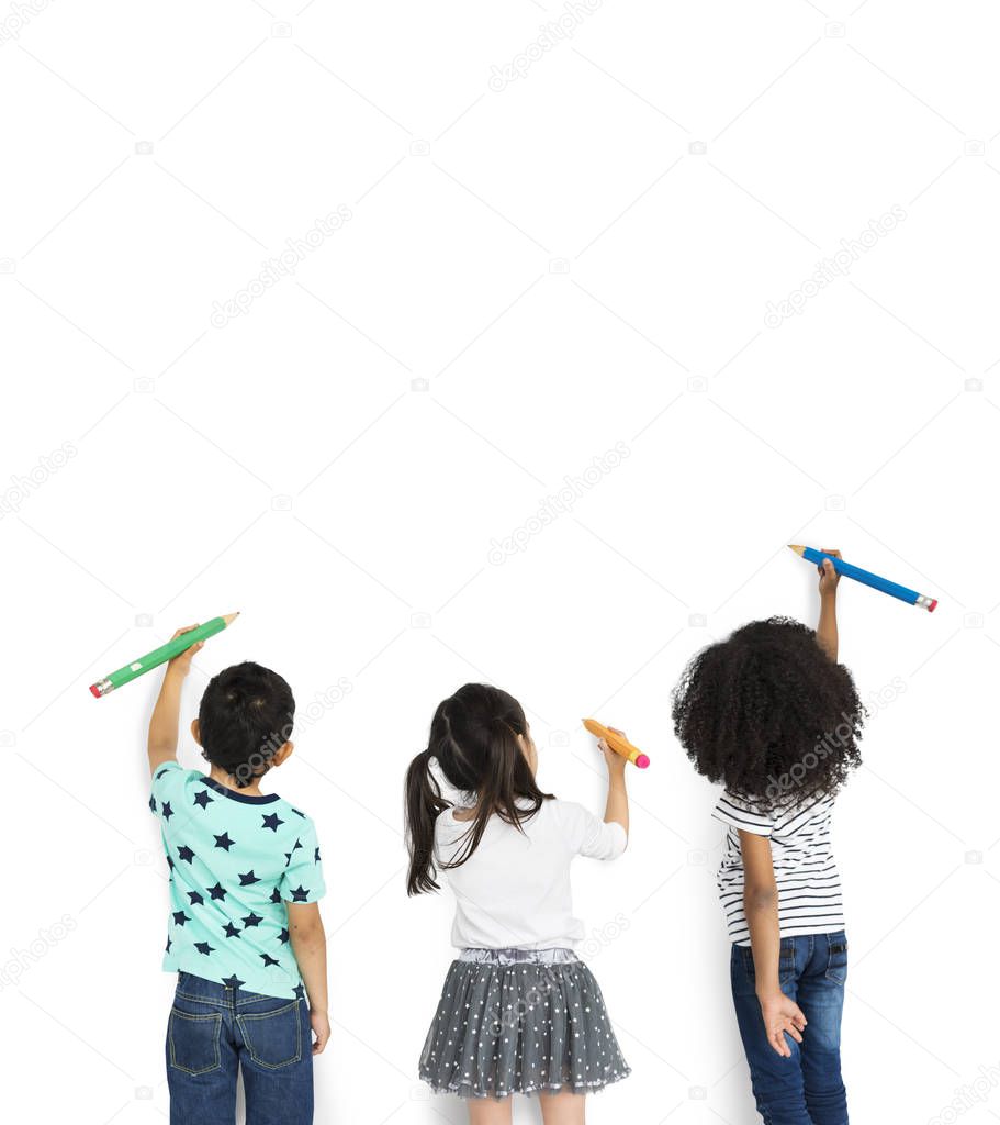 children drawing with pencils