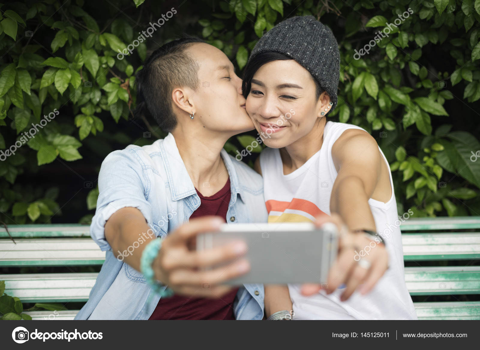 lesbické líbání pic sexuální masáž v Mississauga