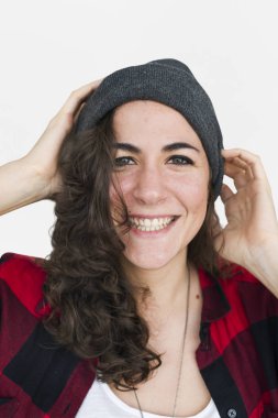 Genç, gülümseyen kadın