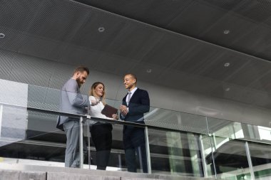 Kurumsal tartışırken iş adamları planı