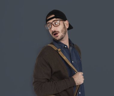 adam şapka ve gözlük