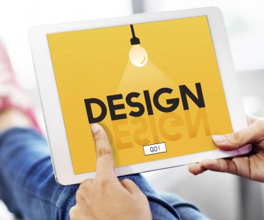 Dijital tablet kullanan kişi