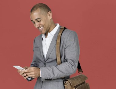 Afrika işadamı telefon kullanma 